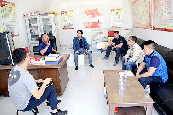 村民出行方便多了,神木市马镇镇中梁村党支部书记张明考高兴的向来访