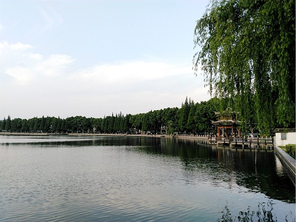夕阳下的襄阳护城河与荟园一